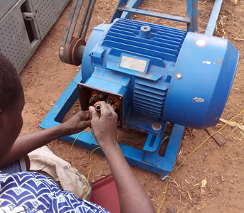 branchement d une broyeuse par technicien