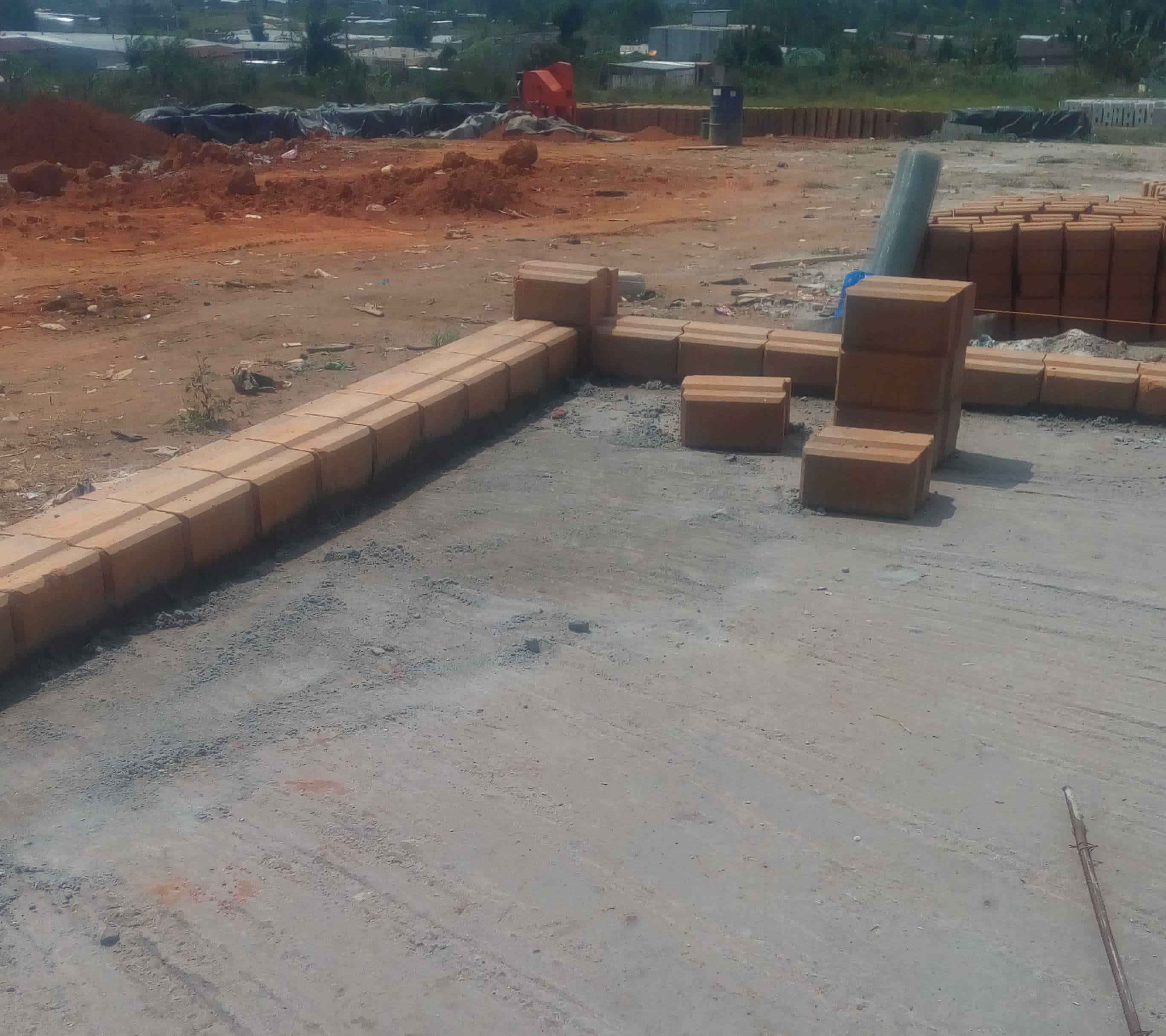 abidjansolution_Pose2_et_alignement1_des_premieres_briques_btc_ou_geobeton.jpg