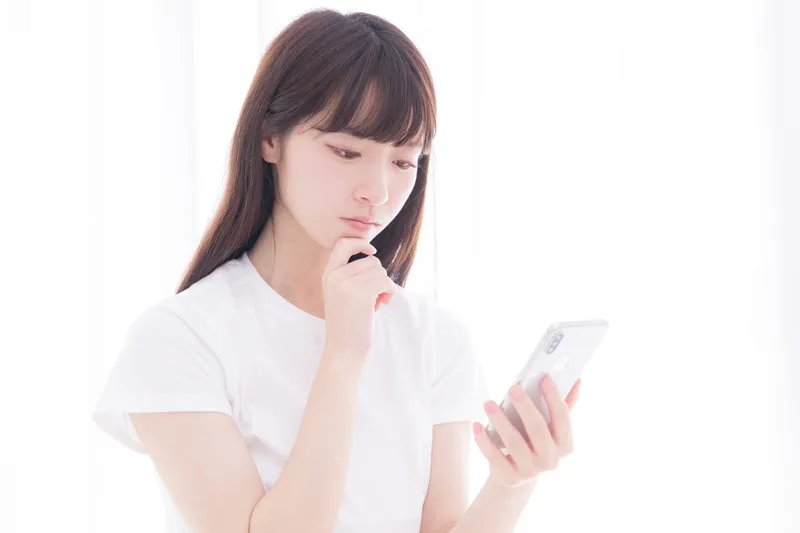 アプリで家事代行を頼む女性