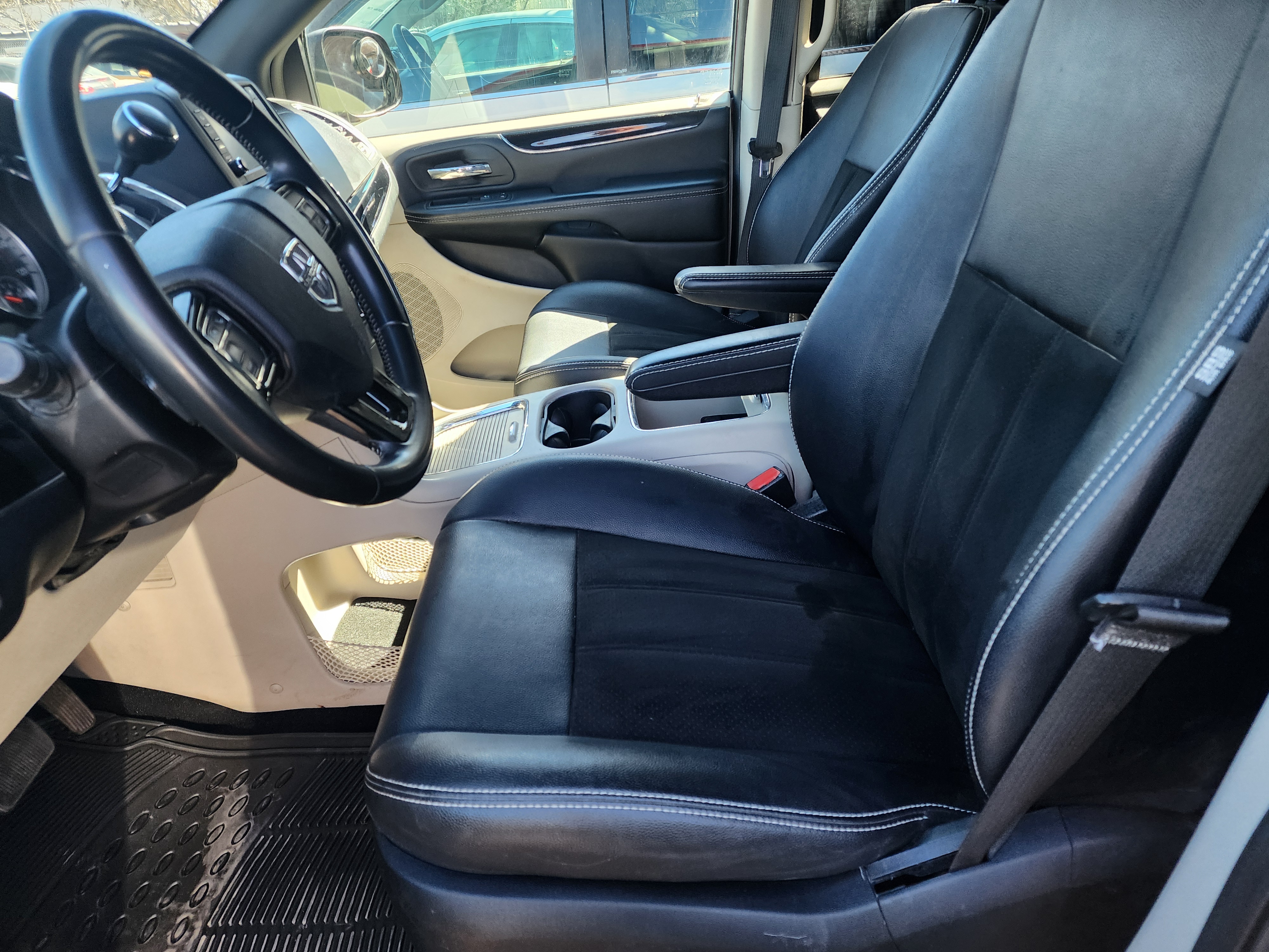 Dodge Grand Caravan image 7