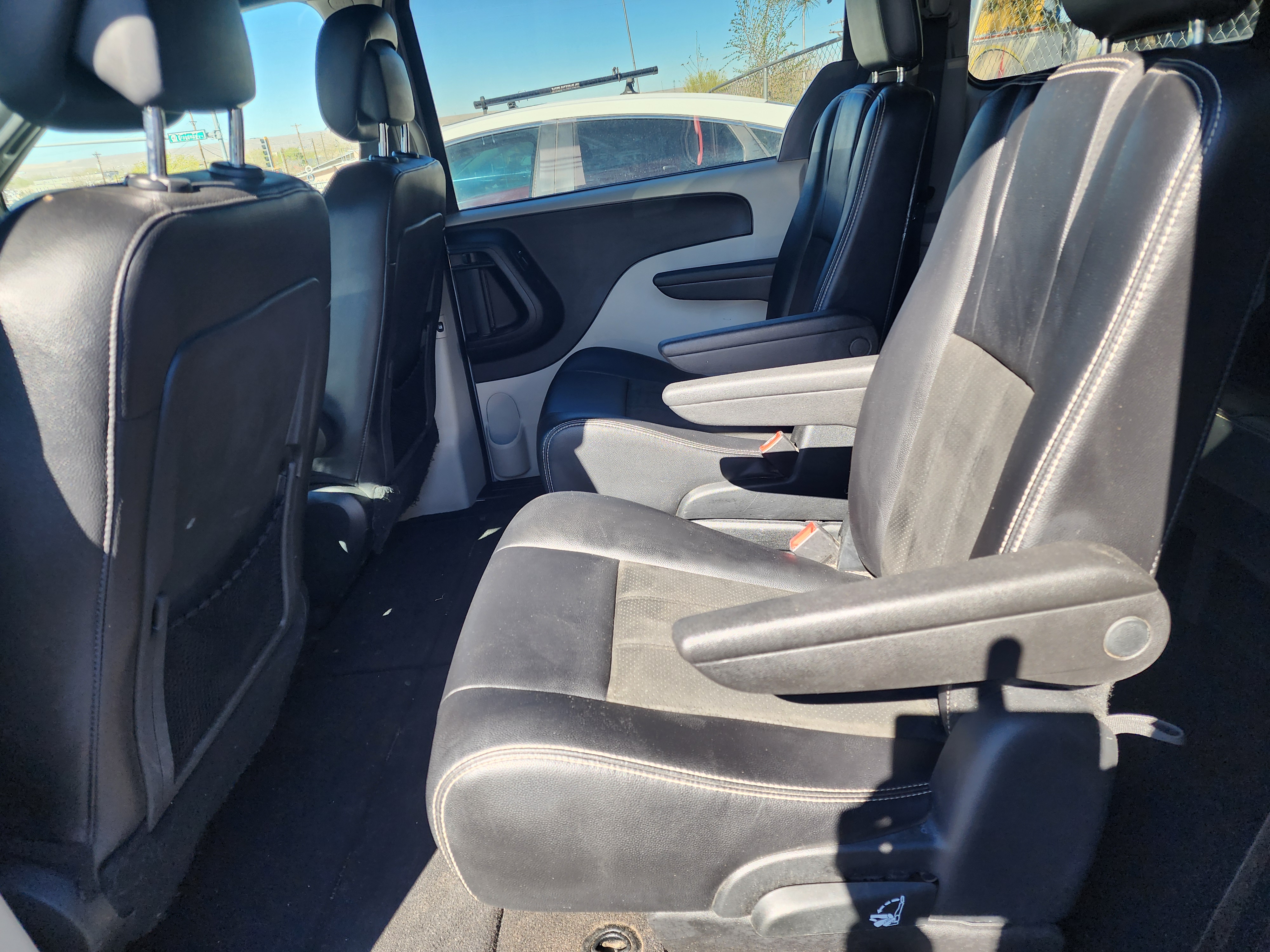 Dodge Grand Caravan image 8