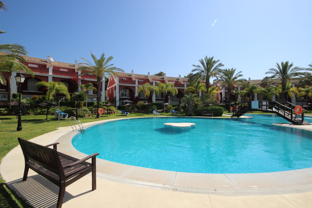 Pool Area with a lot of place