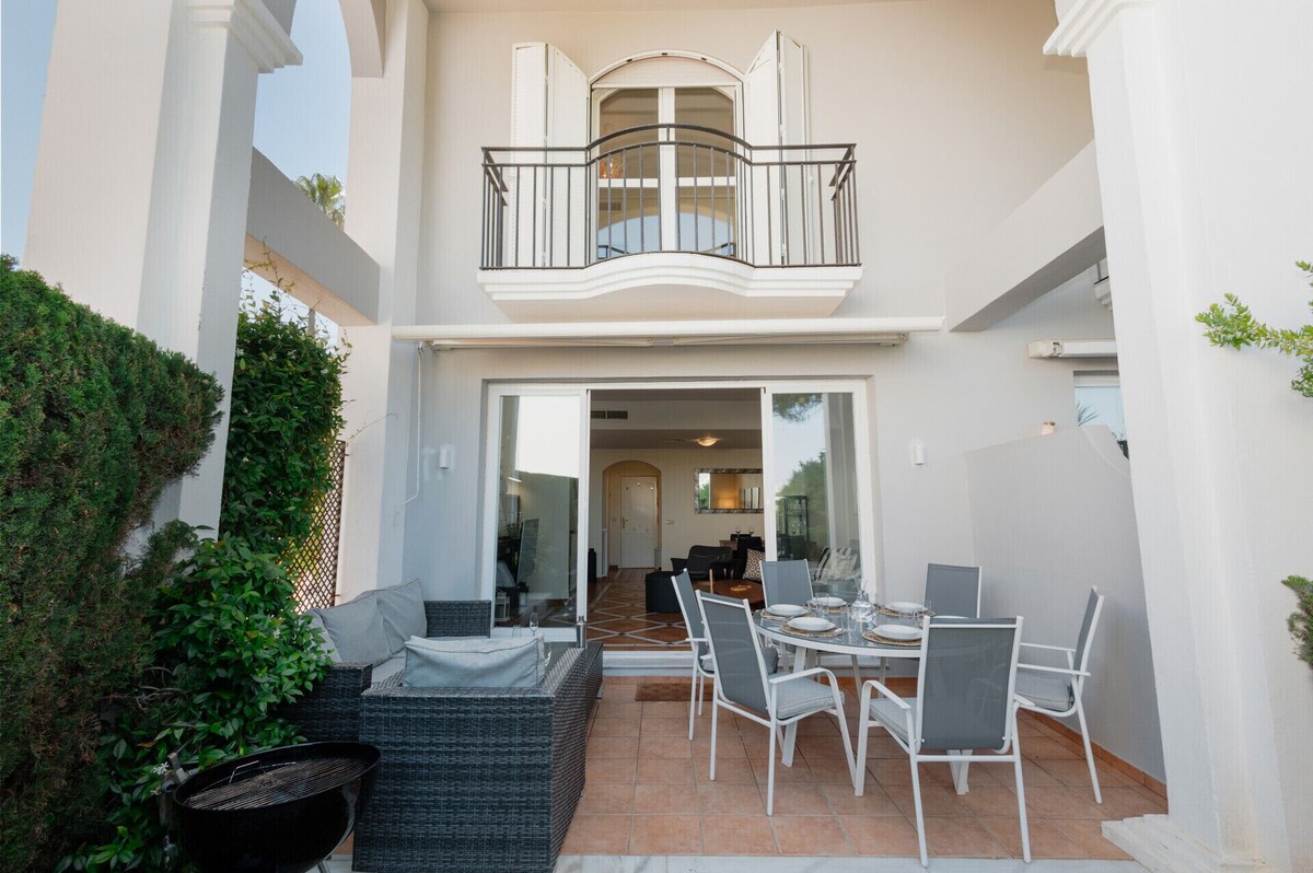 Overview of the terrace with own garden