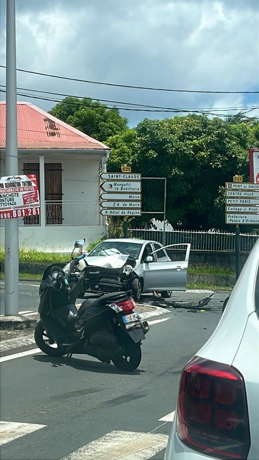 Accrochage entre un véhicule et une moto aux environ de la préfecture de Basse-Terre. Prudence dans le secteur car un blessé au sol