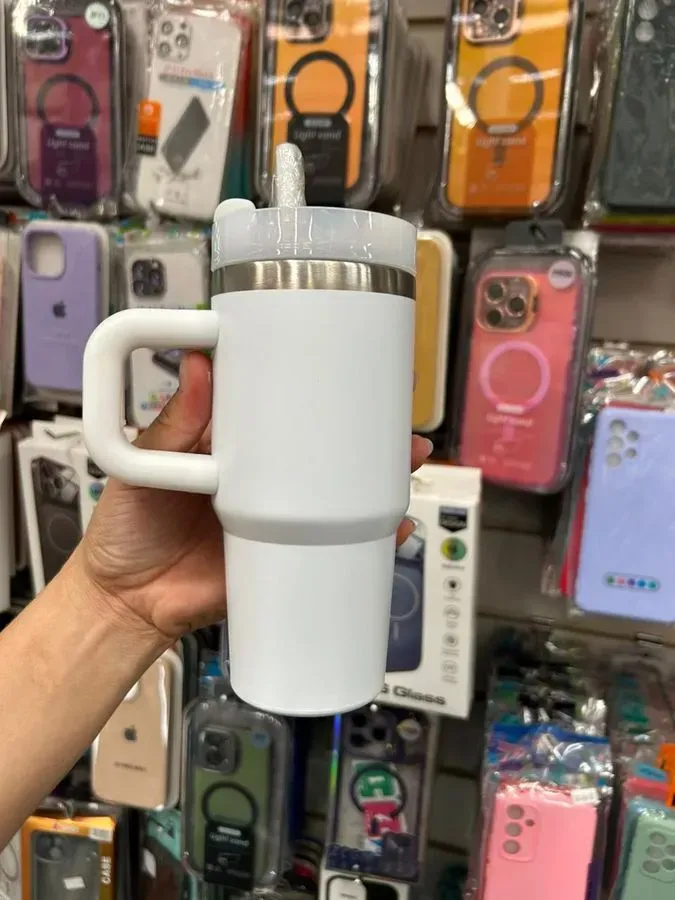 Copo térmico branco com alça e canudo