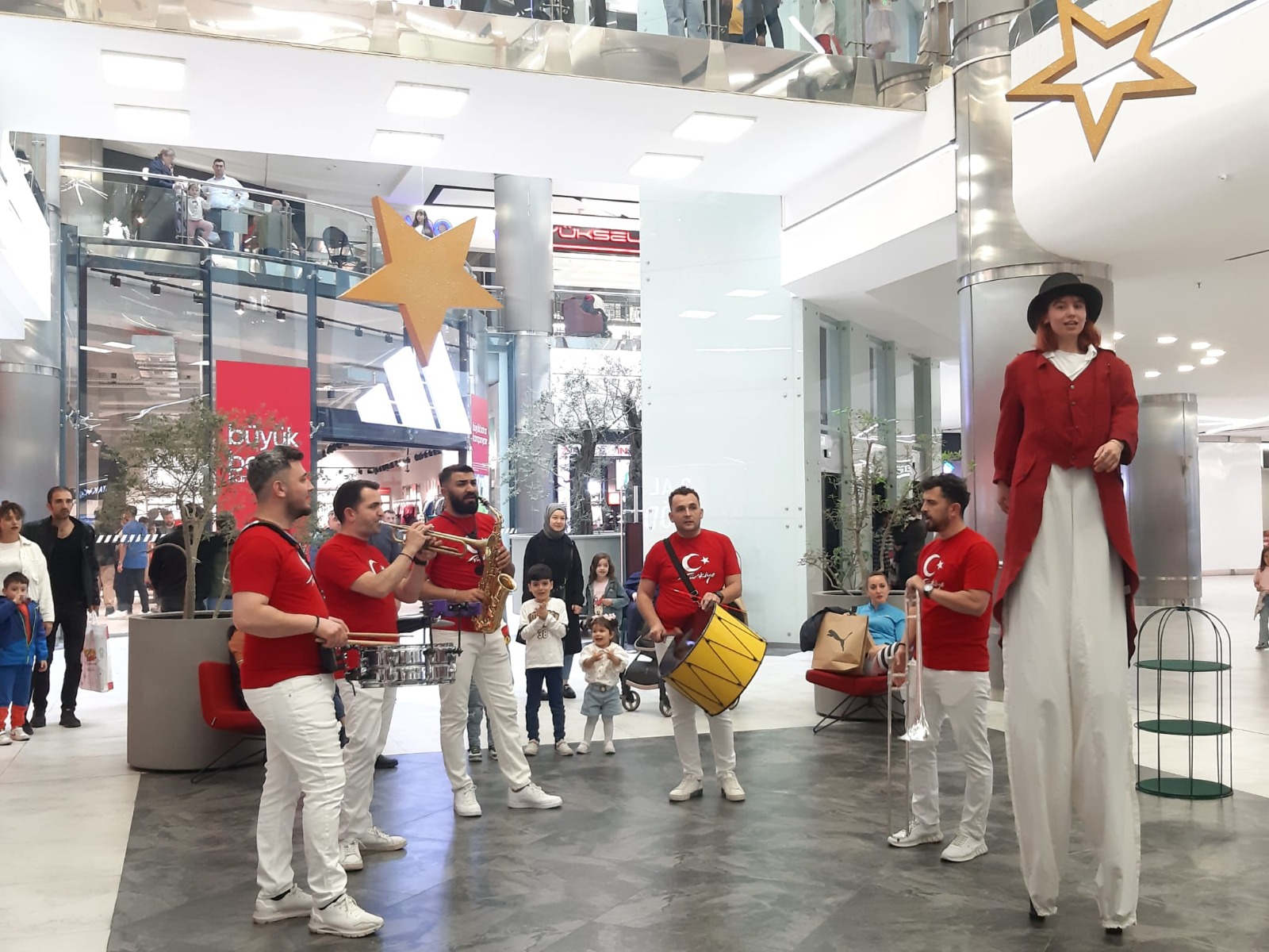 23 Nisan Ulusal Egemenlik ve Çocuk Bayramı Tahta Bacak, Tiyatro ve Sütaş Bandosu