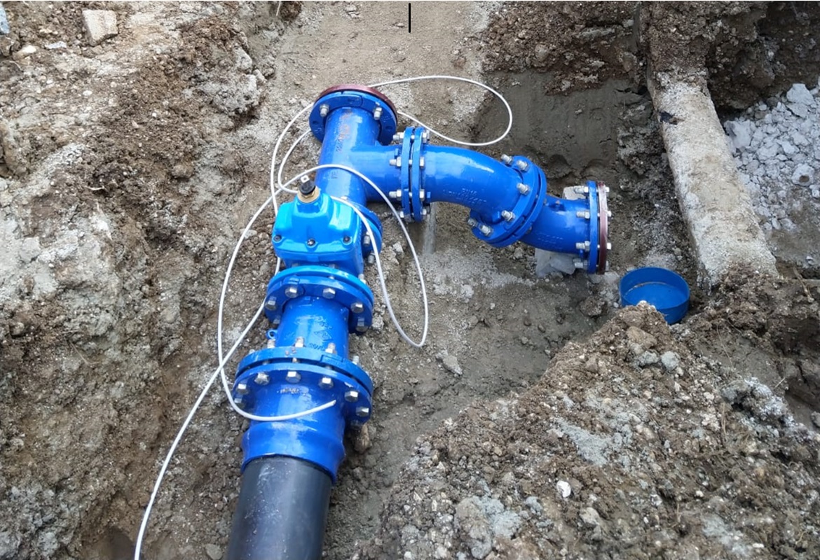 Nuova installazione di tubi blu in cantiere.