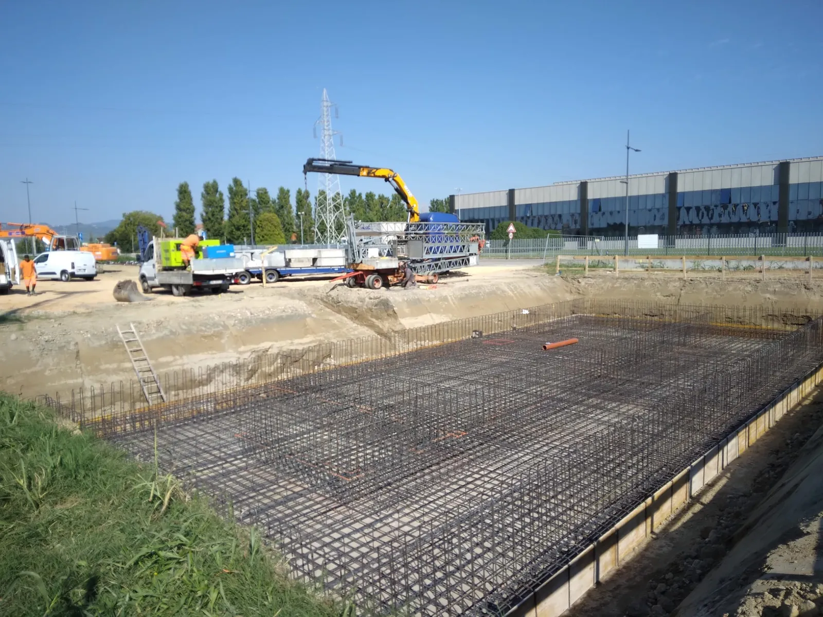 Cantiere edile in fase di preparazione: posa della gabbia in acciaio per il getto delle fondamenta.