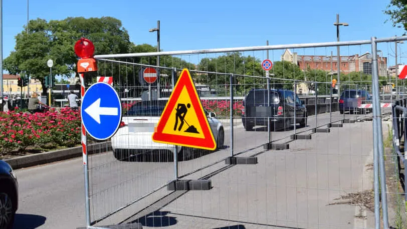 Segnaletica stradale e di lavori in corso.