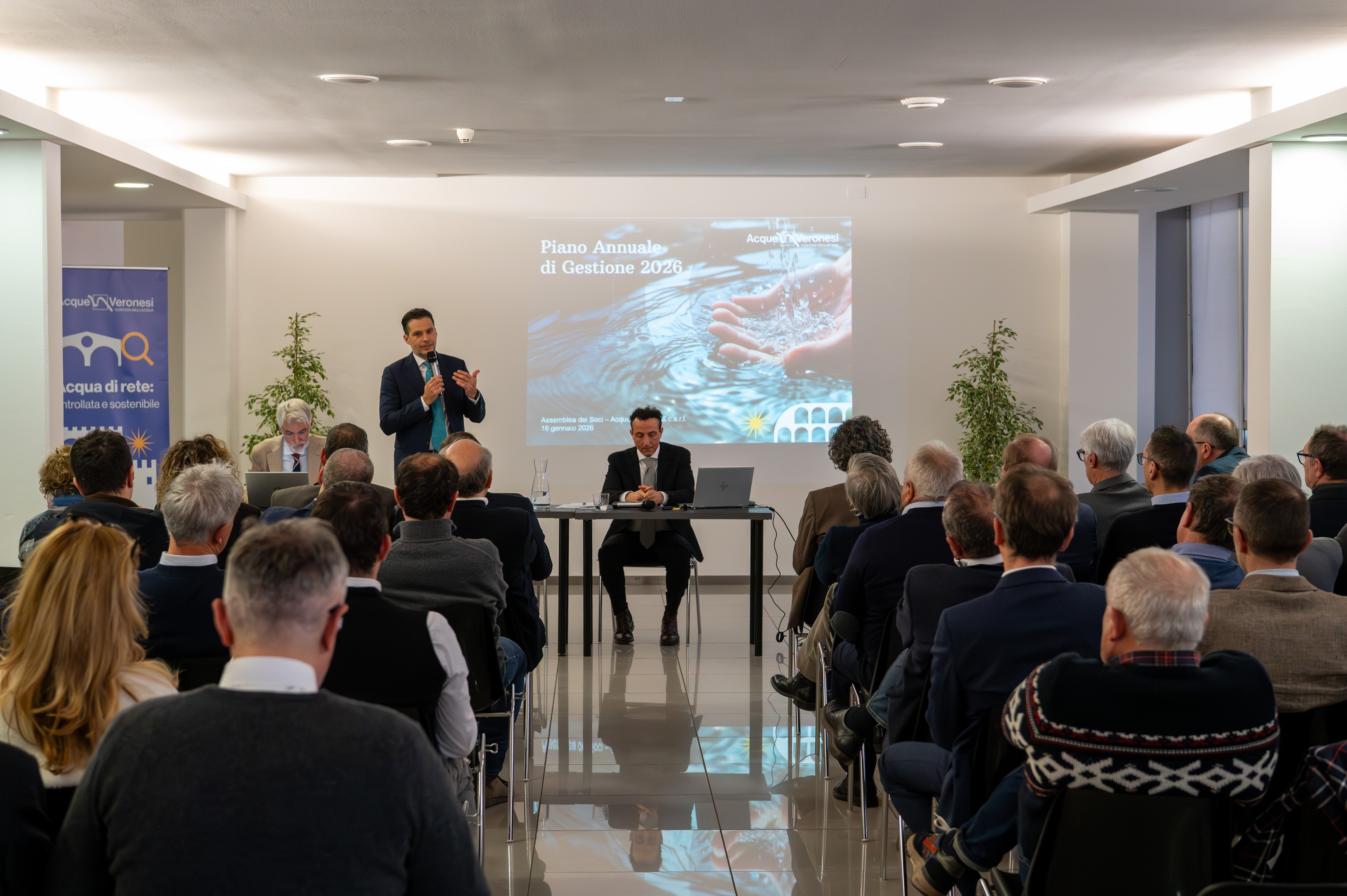Persone sedute ad assistere a una presentazione intitolata "Piano Annuale di Gestione 2026".
