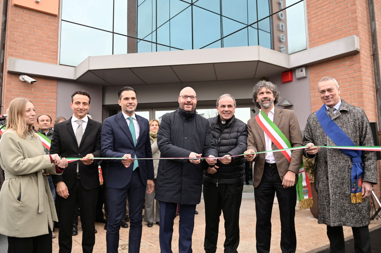 Taglio del nastro inaugurale con autorità locali.