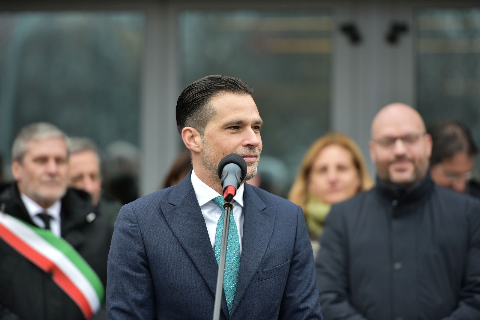 Uomo d'affari che parla a un evento pubblico.