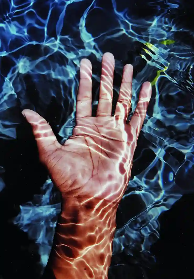 una mano è immersa nell'acqua