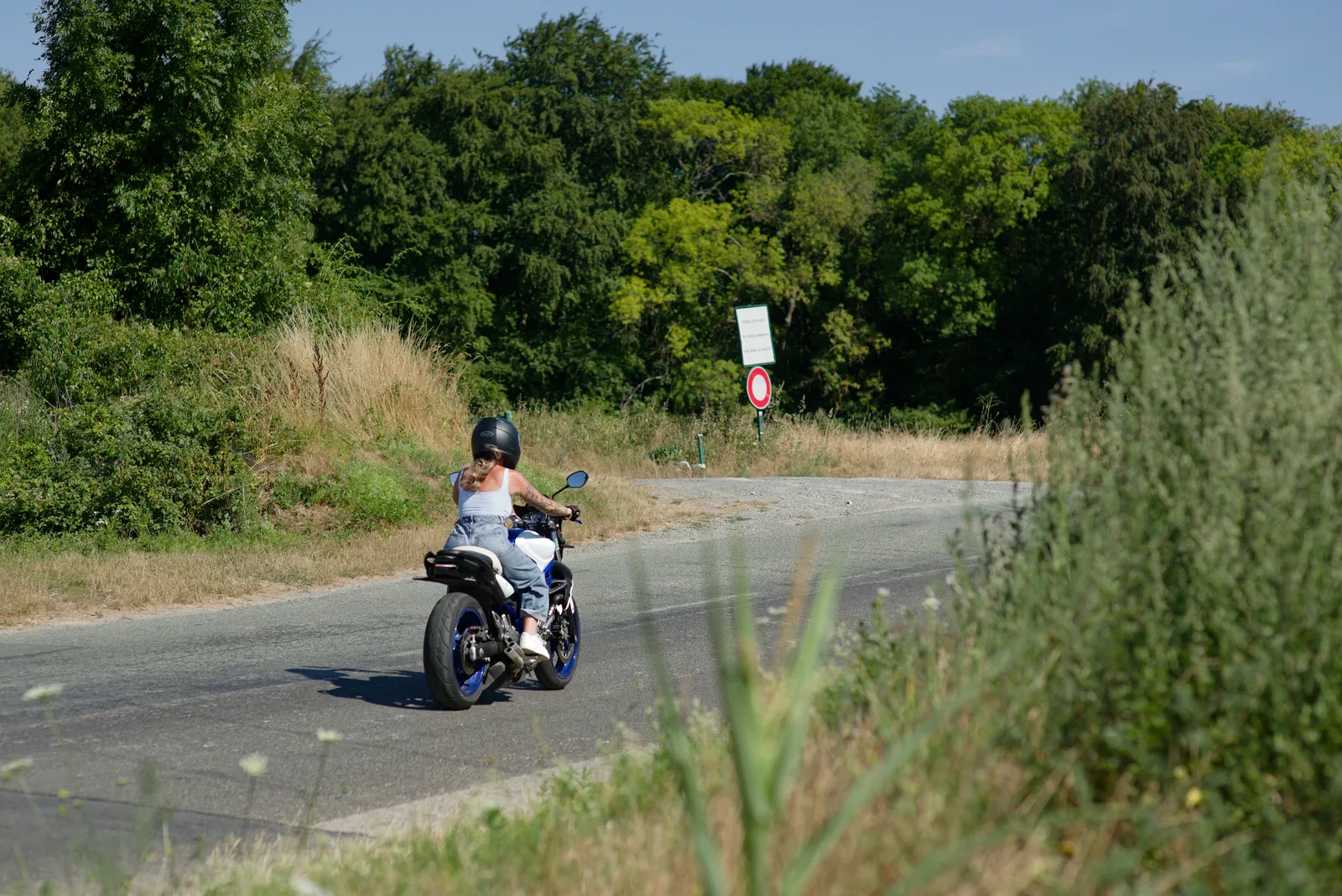 Motard au carrefour de la Grande rue — 03