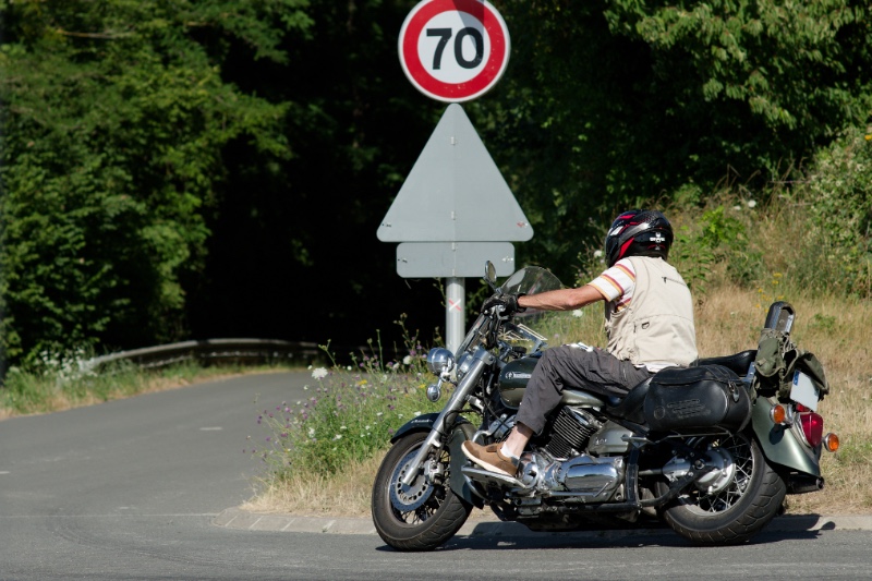 Motard au carrefour de la Grande rue — 06
