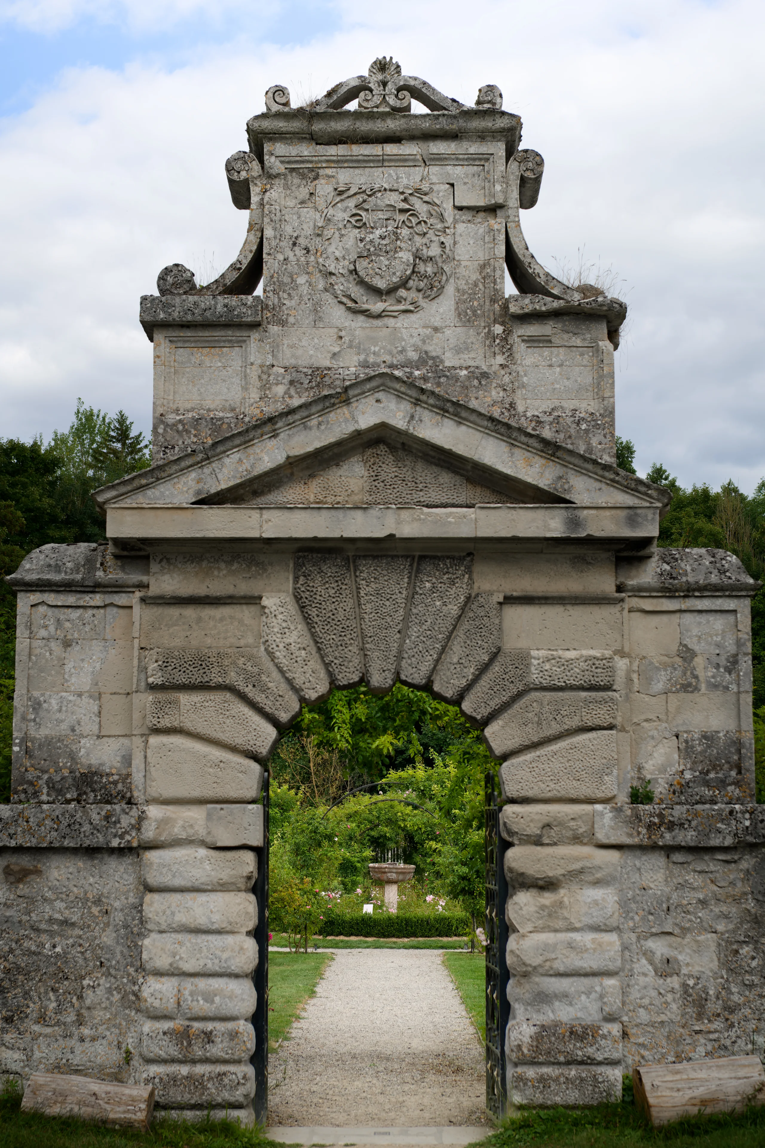Entrée du Roseraie dans le Domaine de Chaalis — 01