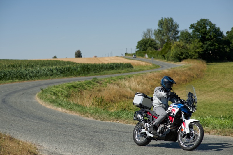 Motard au carrefour de la Grande rue — 02