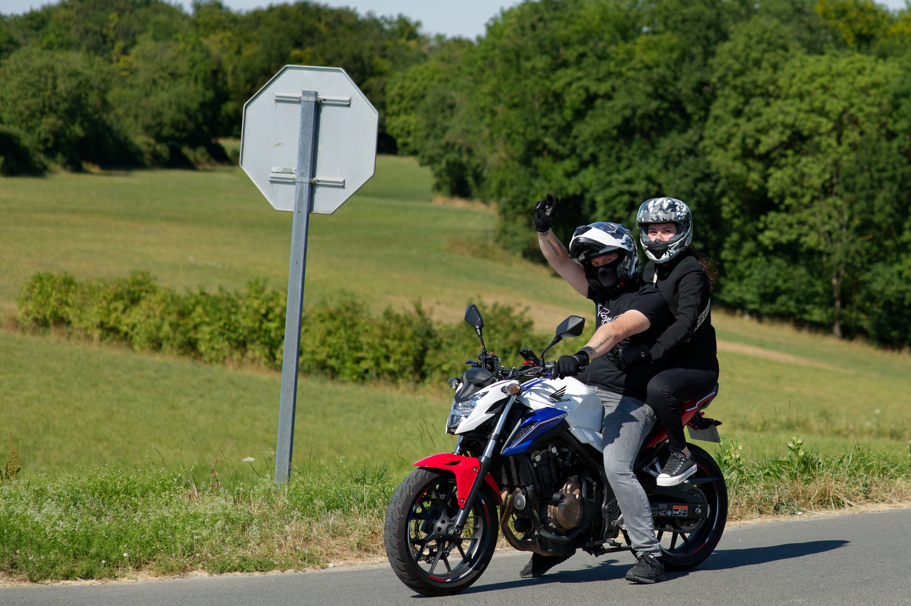Motard au carrefour de la Grande rue  — 03