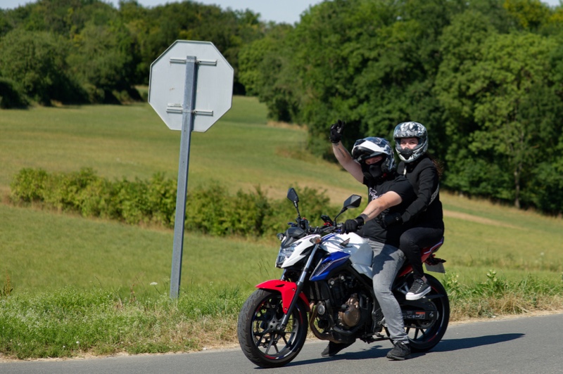 Motard au carrefour de la Grande rue — 01