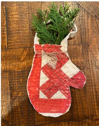 Antique Quilt Festive Hanging Mitten Swag