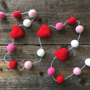 Make Your Own Valentine Felt Garland