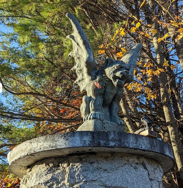 Nacktwanderung vom Gargoyle-Haus (Naked Hike From Gargoyle House)