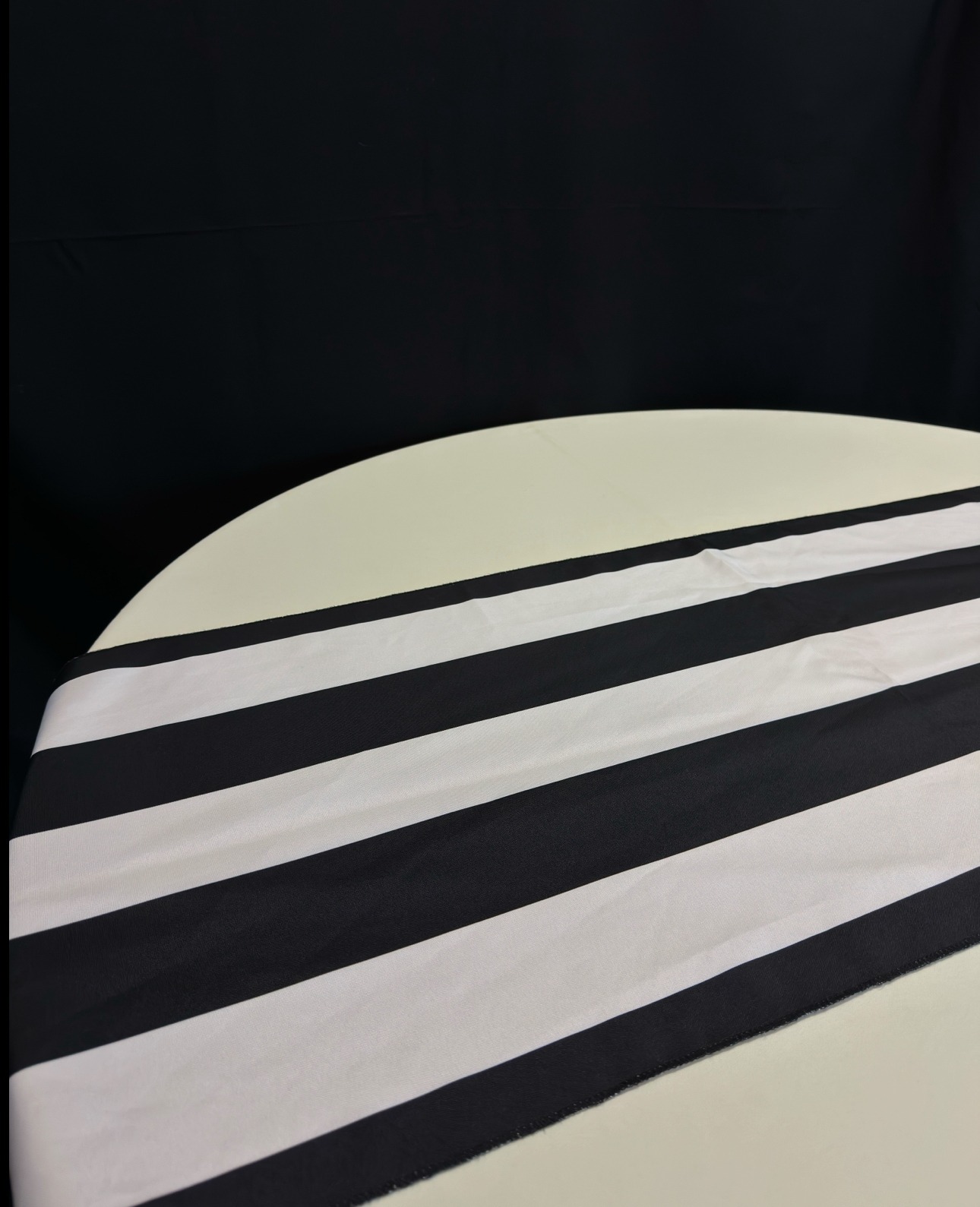 Runner 17"X108' POLY BLACK & WHITE STRIPE