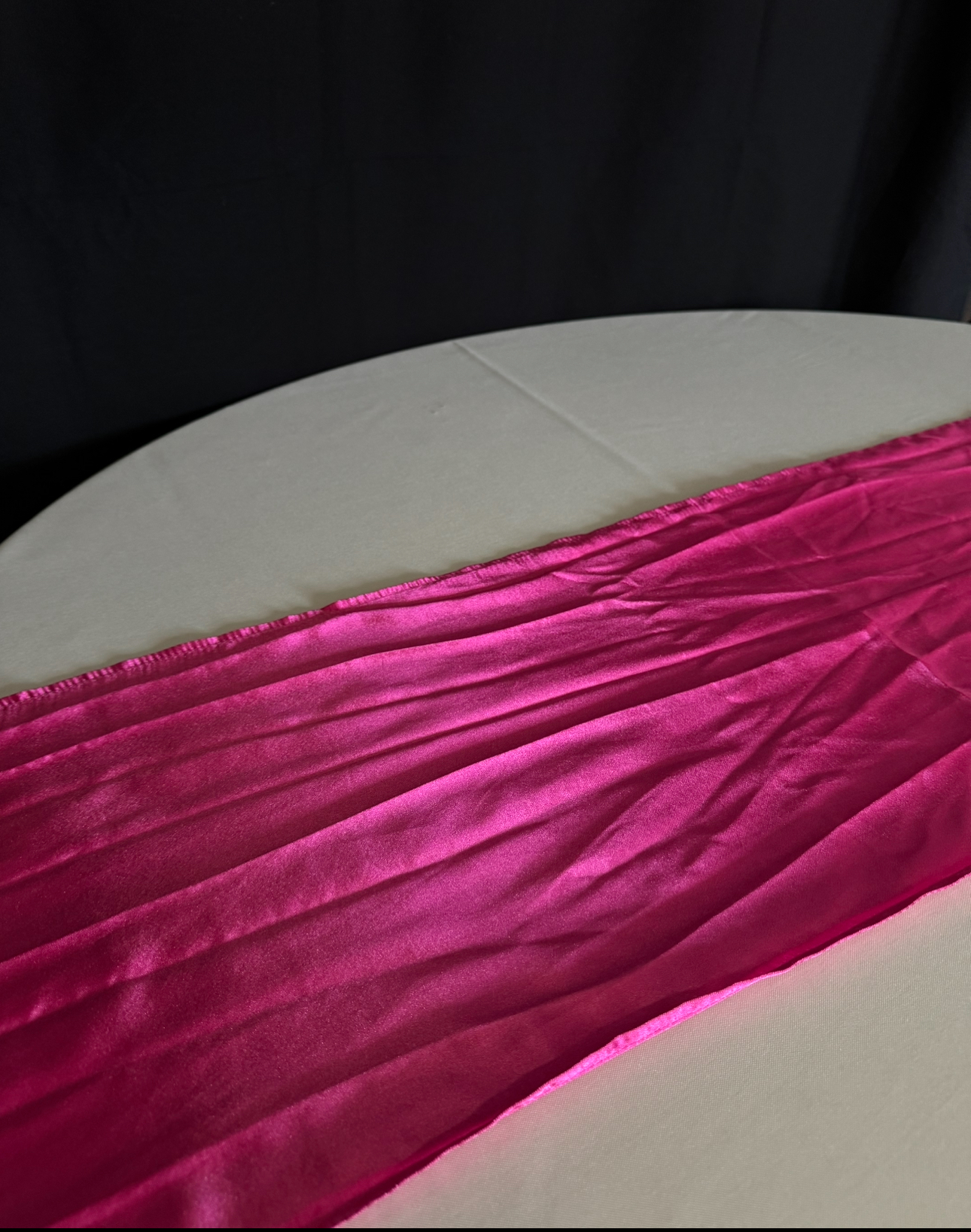 Runner 14"X108" SATIN HOT PINK