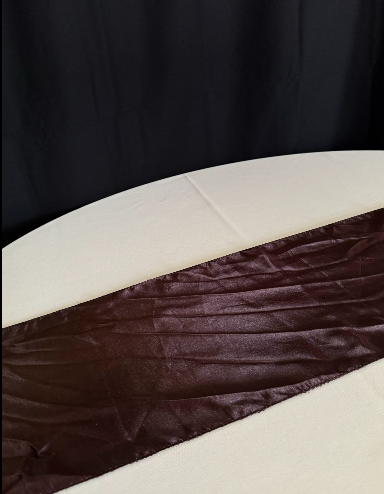 Runner 27"X108" SATIN BROWN WITH TWO POINTS