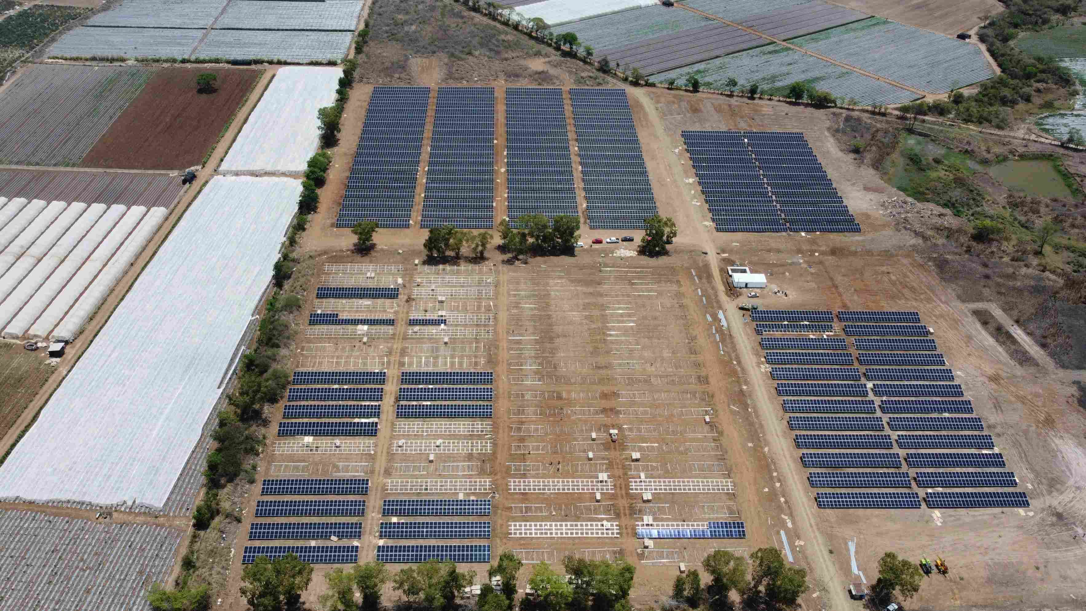 Vista aérea del Parque Solar Jutiapa mostrando paneles instalados y estructuras de montaje en preparación