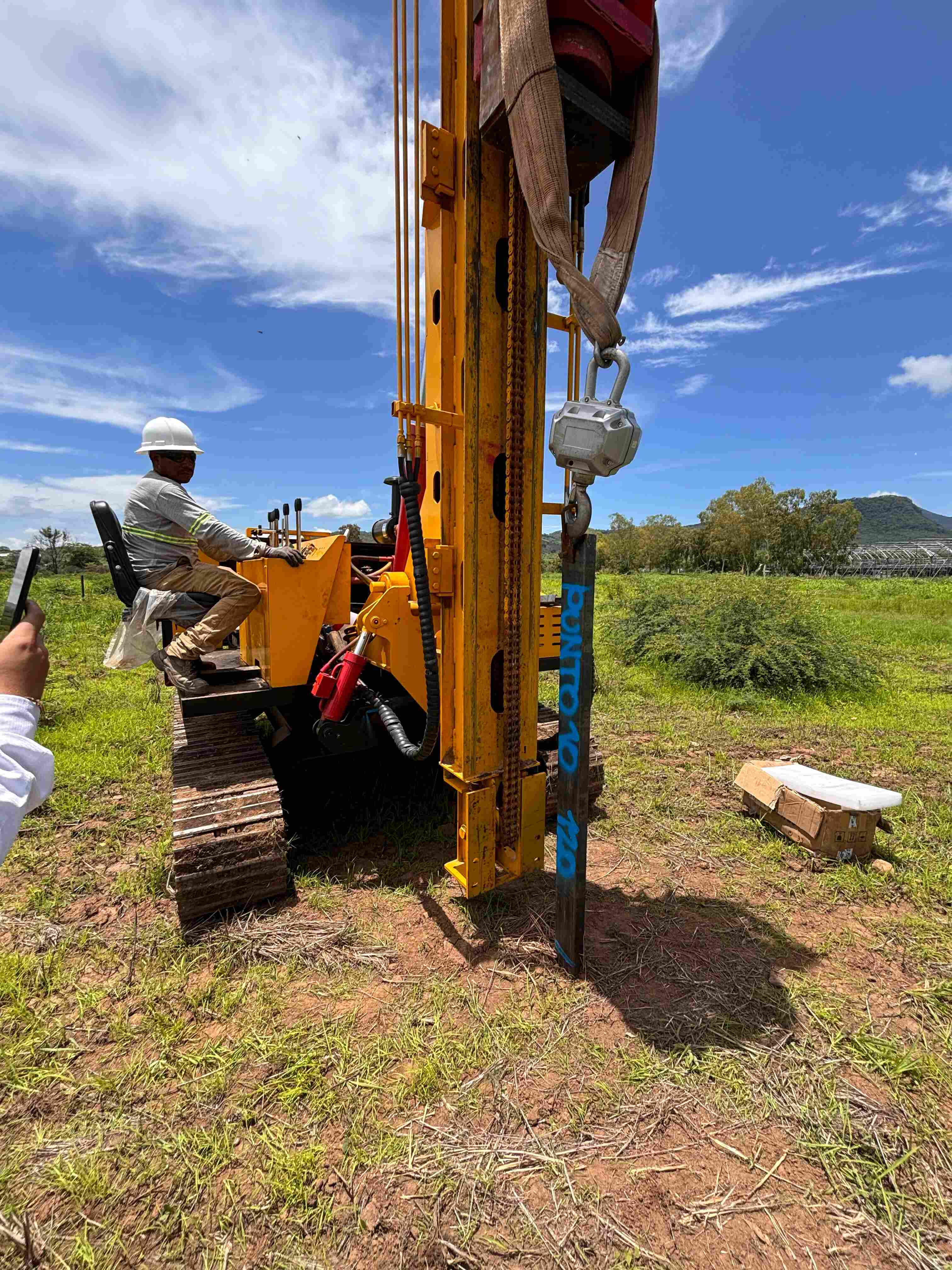Operador en maquinaria de hincado instalando soportes para el parque solar