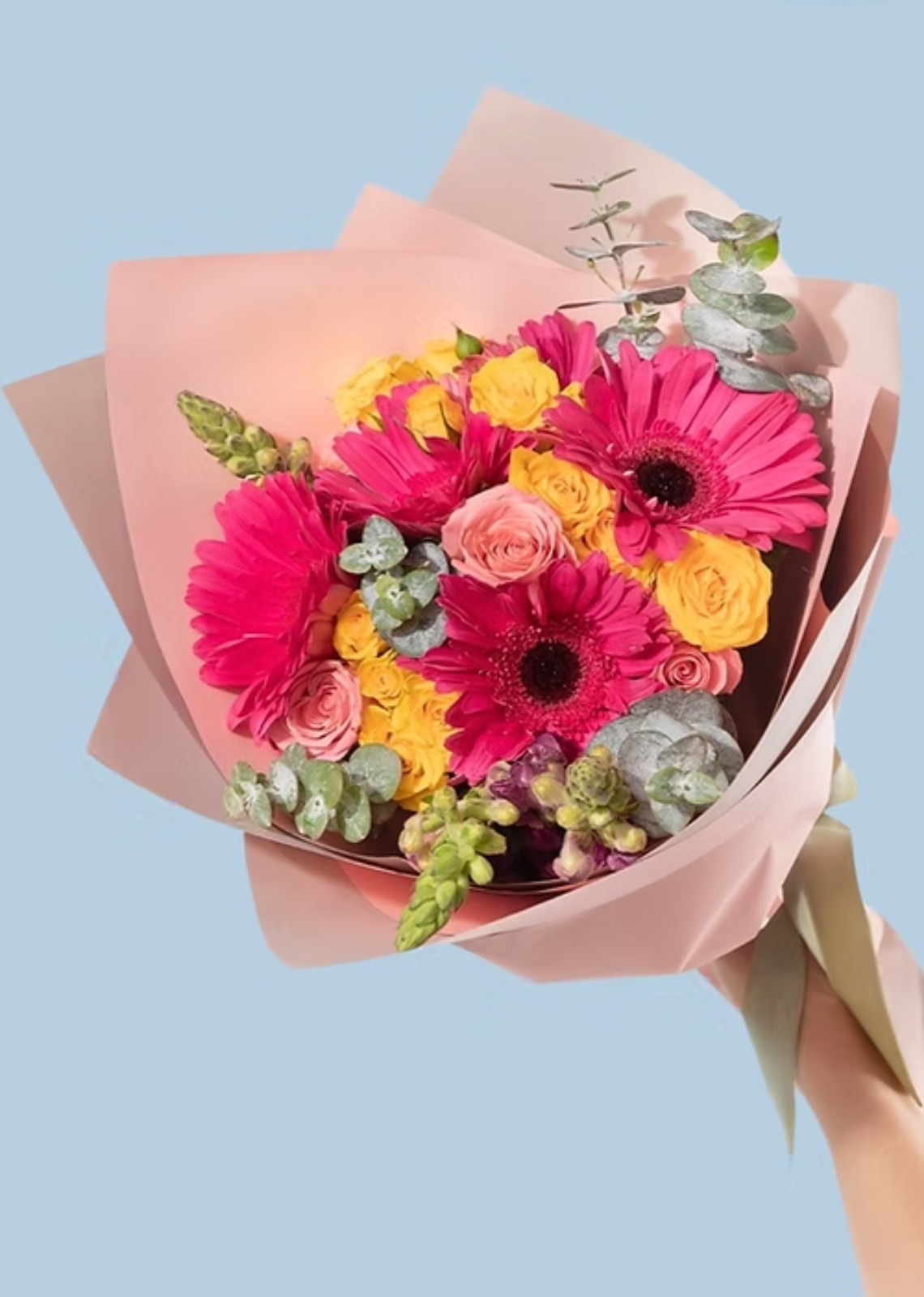 Vista previa de Ramo Vibrante de Gerberas, Perritos, Rosas y Eucalipto - imagen 1
