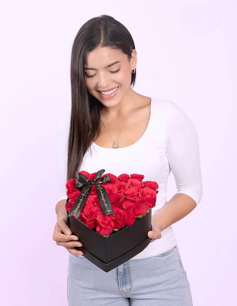 Caja en forma de corazón con rosas - entrega de flores, ramo de flores, flores a domicilio