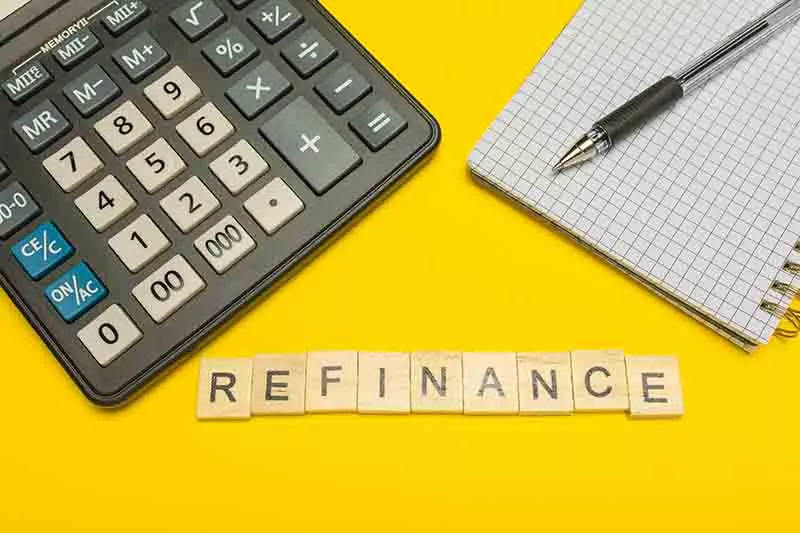 Tulisan kata refinance Refinancing mobil kredit bisa dilakukan ketika ada tawaran dari leasing