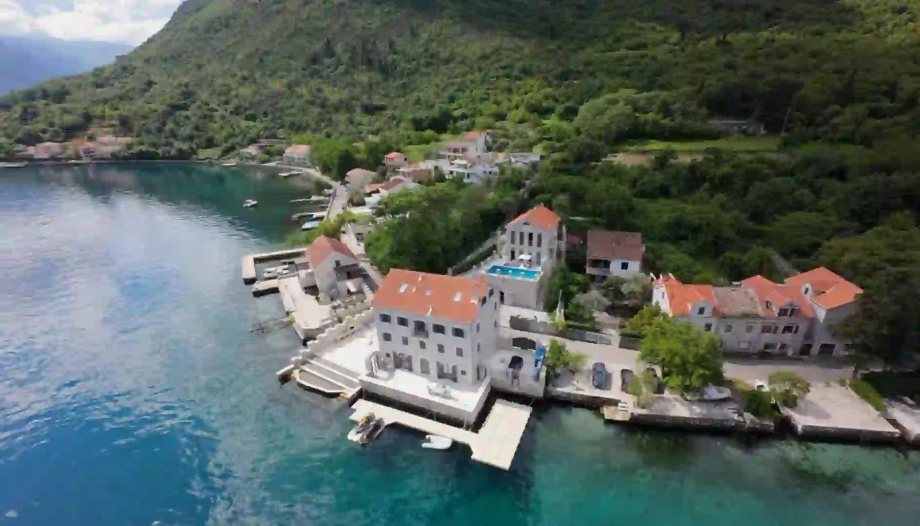 Historische Wasserfront-Villa mit Hotel in Stoliv, Montenegro – 339 m² mit privatem Steg