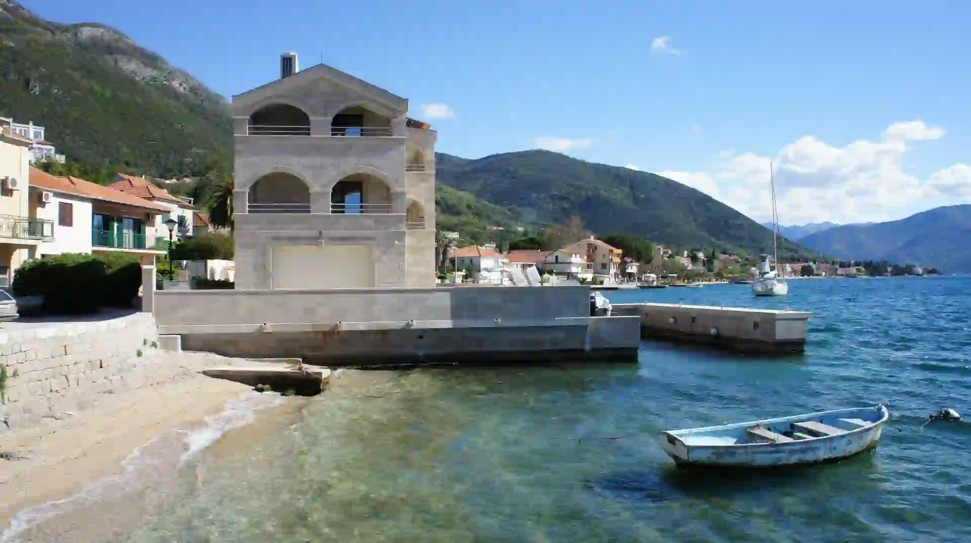 Izuzetna Vila sa 5 Spavaćih Soba, Privatnom Plažom i Marinom u Đenovićima, Crna Gora
