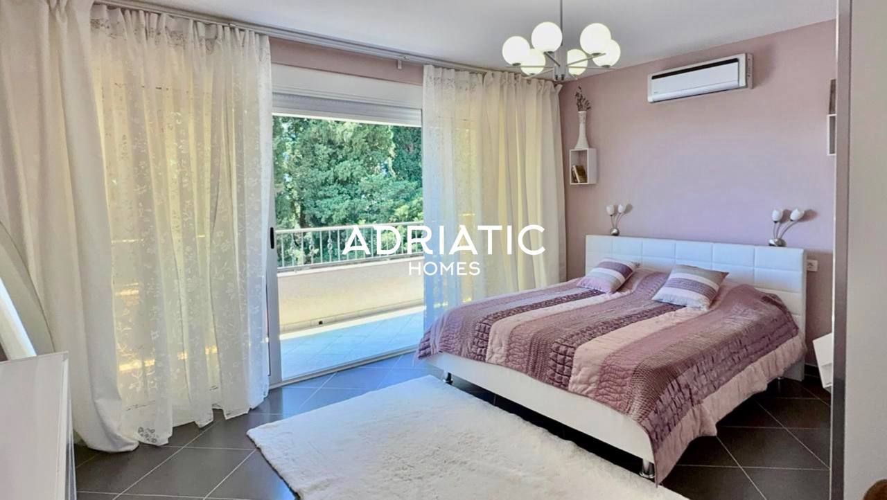 Mediterranean Luxury Villa with Private Pool and Sea Views 8