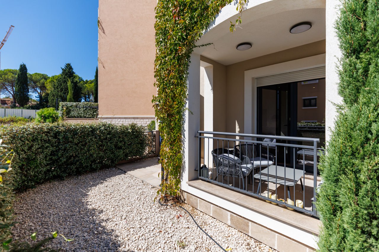 Apartment with Private Courtyard in Luštica Bay, Centrale