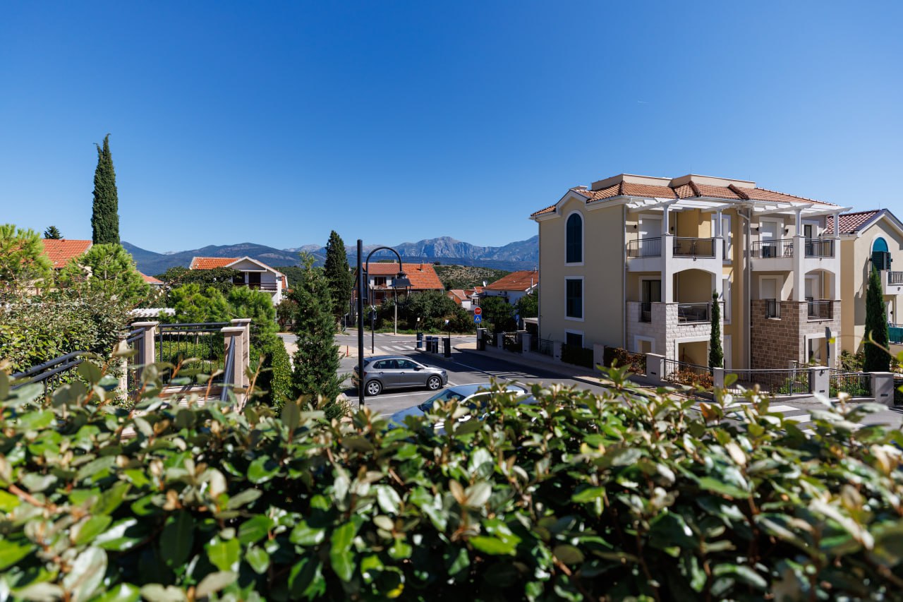 Apartment with Private Courtyard in Luštica Bay, Centrale 2