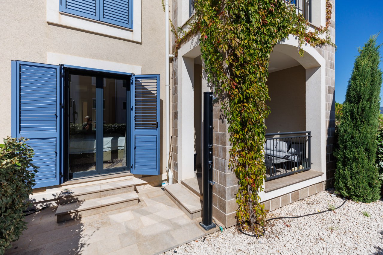 Apartment with Private Courtyard in Luštica Bay, Centrale 3