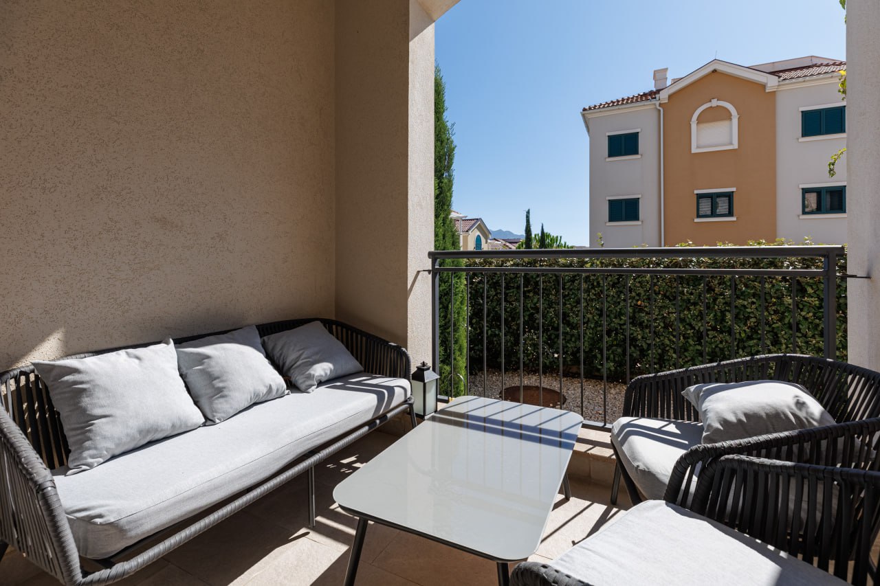 Apartment with Private Courtyard in Luštica Bay, Centrale 7