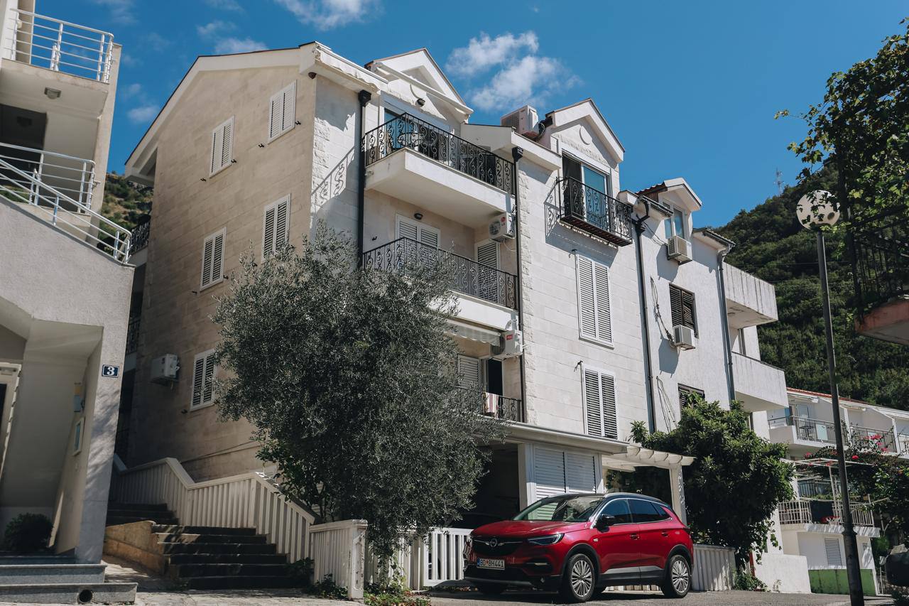 Apartment with Sea View in Sveti Stefan 10
