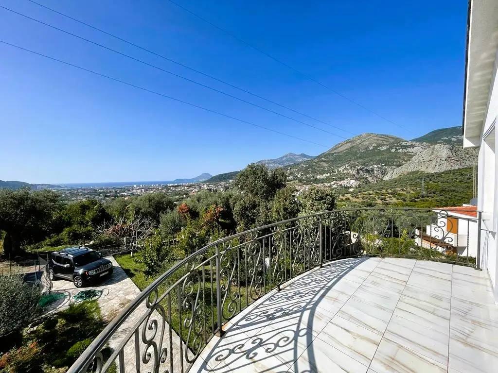 4-Bedroom Sea View House for Sale 8