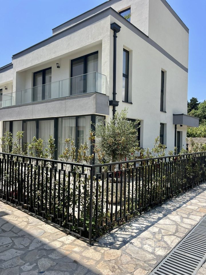 3-storey House with Pool in Lastva Grbalska 7