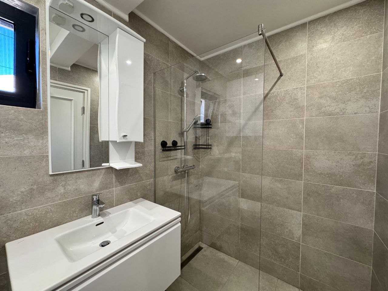 Apartment with 3 Bedrooms in Modern Building 4