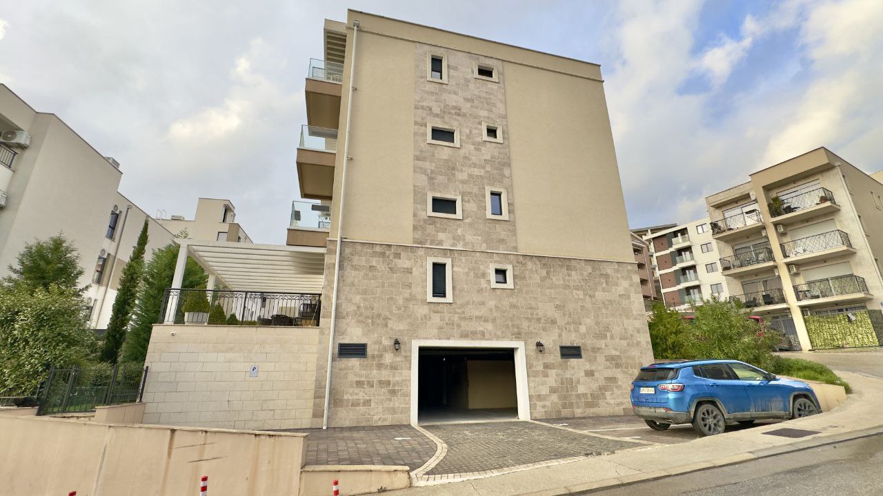 Apartment with 3 Bedrooms in Modern Building 8