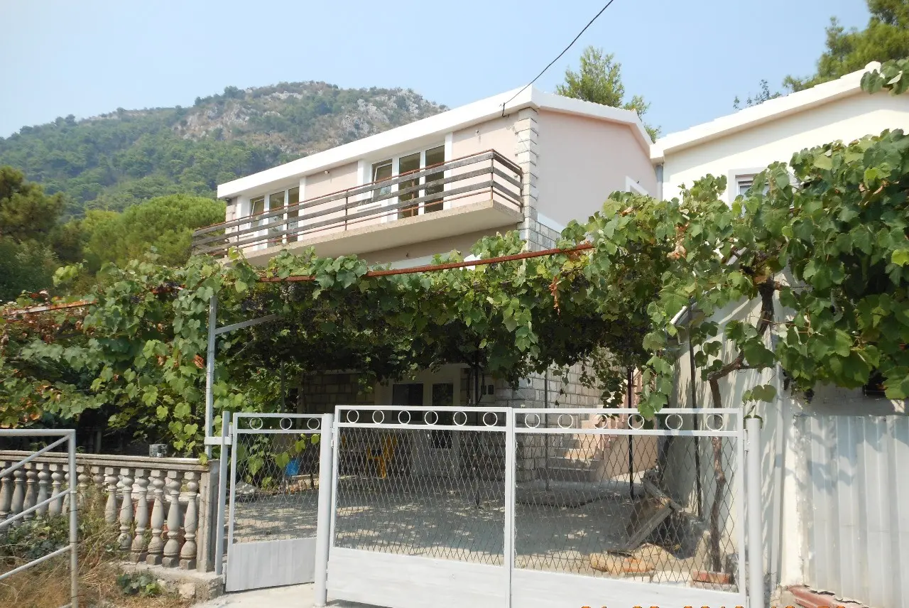 Spacious 3-Floor House with Panoramic Views in Podmaine, Budva