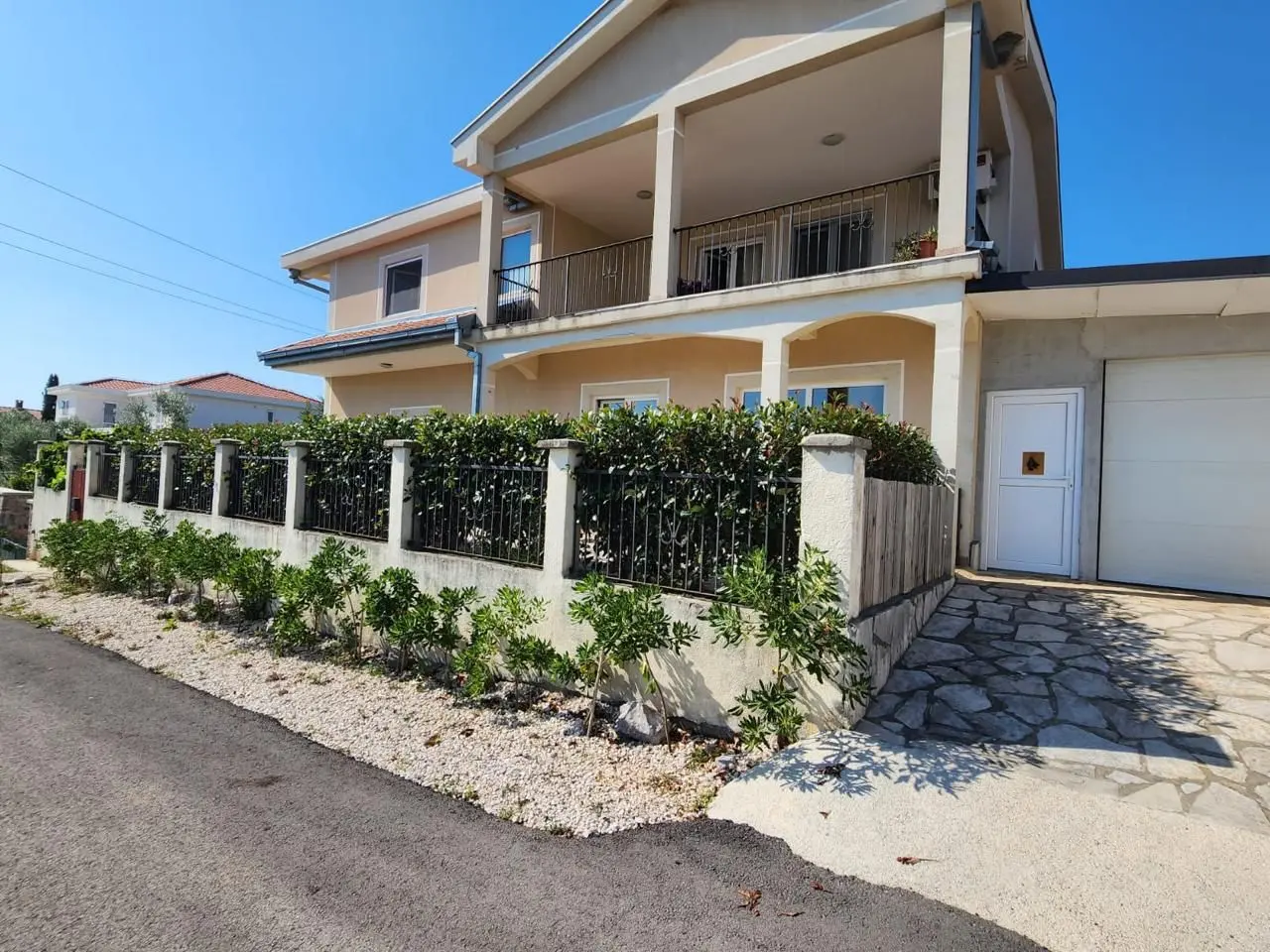 Impressive 3-Bedroom Villa with Sea Views in Radovici