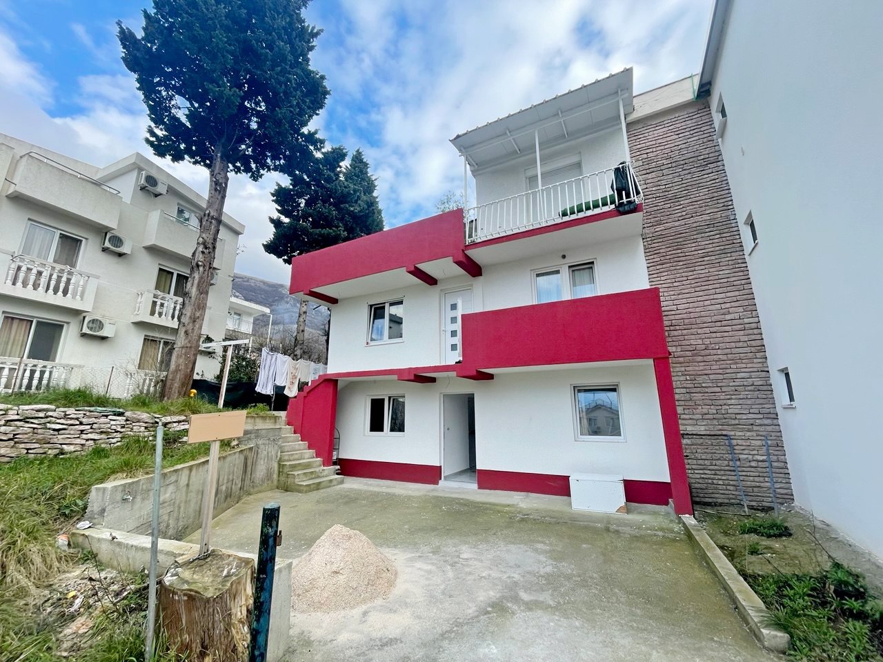 House in Sutomore, Bar with Business Potential