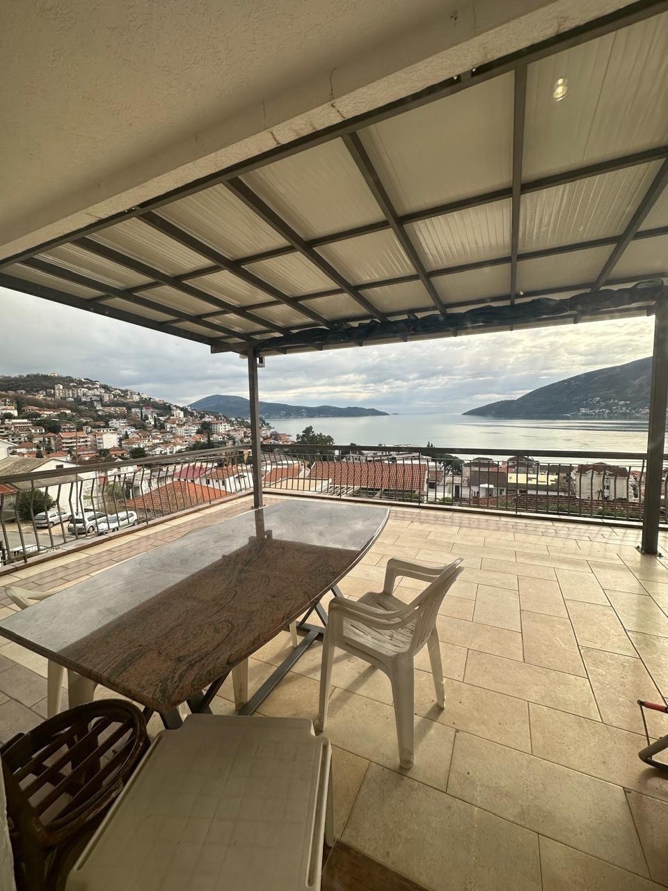 Bright Renovated Apartment with Sea View in Igalo